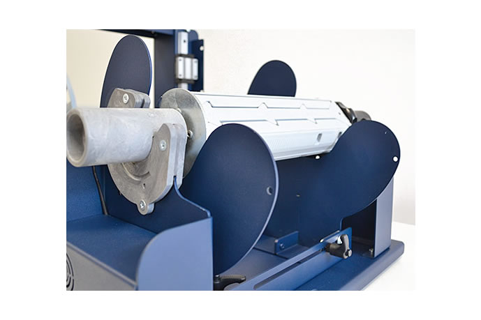 Longitudinal label slitter with finished roll of labels